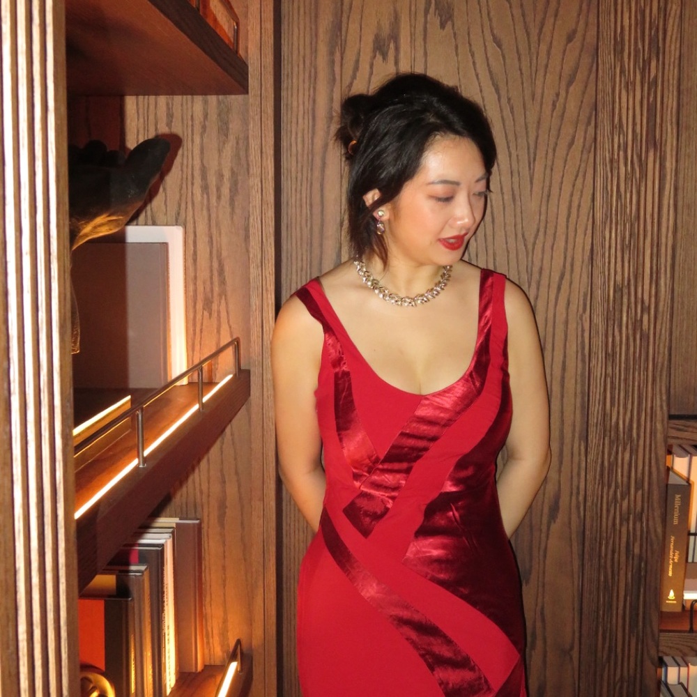 Red Retro Dress ✨
Only wore it once, but totally love the 90s vibes it gives! 💃